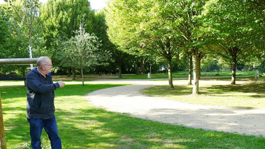 Ortsvorsteher Jürgen Säß zeigt den Bauplatz für die neue Kita in Heimersheim.