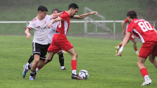 Zuletzt haben Soufiane Chahmat (am Ball), Aaron Kaiser (rechts) und die SG Augst Eitelborn den FV Rübenach im Augst-Stadion abge