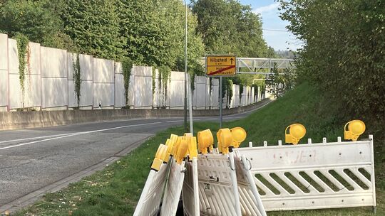 Dia Absperrungen stehen schon für ihren Einsatz am Montag bereit.