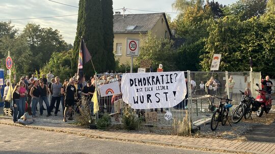 Das Motto des Abends aufgegriffen haben die Demonstranten, die der AfD in Hillscheid eine Gegenposition boten.