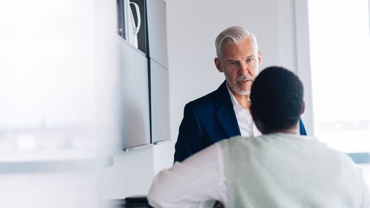 Gespräch unter Arbeitskollegen Gespräch unter Arbeitskollegen