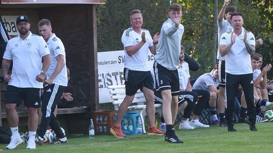 Auf der Bank des SV Winterbach wird derzeit regelmäßig gejubelt. Ganz links: Cheftrainer Torben Scherer.