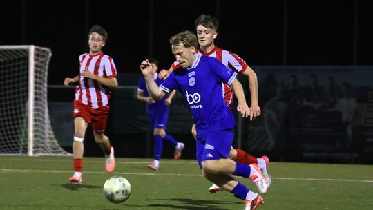 Jan Engels (blaues Trikot) und seine SG 99 Andernach kamen daheim gegen Untermosel nicht über ein 1:1 hinaus. Der Gegentreffer f