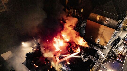 Mit aller Kraft bekämpfte die Feuerwehr den Dachstuhlbrand in der Idarer Hauptstraße.
