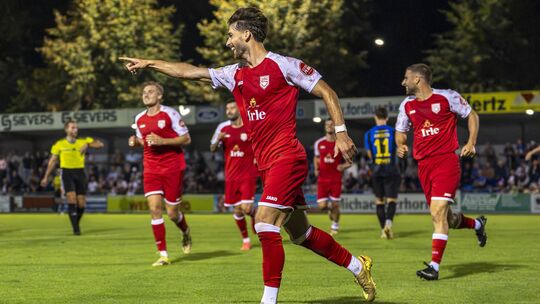 Elsamed Ramaj (beim Jubel) wurde beim Flutlichtspiel in Wiedenbrück zum Matchwinner für die Sportfreunde Siegen am Mittwochabend