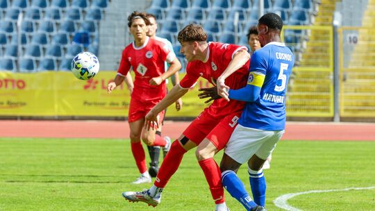 Darf José-Junior Matuwila (rechts, im Zweikampf mit Rot-Weiss-Koblenz-Angreifer Tim Esten) in Auersmacher mitmischen . Die Frage