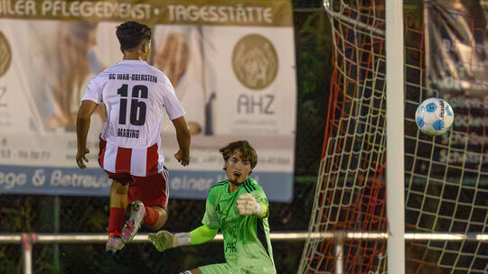 Riesenchance für Alessandro Marino, doch Jeremias Hill, der Torhüter des FC Schmittweiler/Callbach, verhindert den Treffer, der
