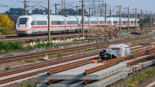 ICE rollt nahe des Bahnhofs Schönhausen an Gleisbauteilen vorbei ICE rollt nahe des Bahnhofs Schönhausen an Gleisbauteilen vorbei