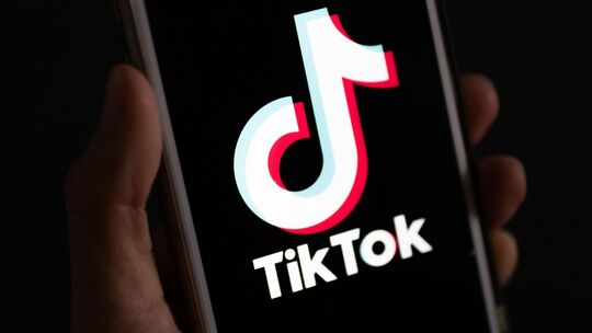Auf einem Smartphone wird das Logo der Plattform Tiktok angezeigt Auf einem Smartphone wird das Logo der Plattform Tiktok angezeigt
