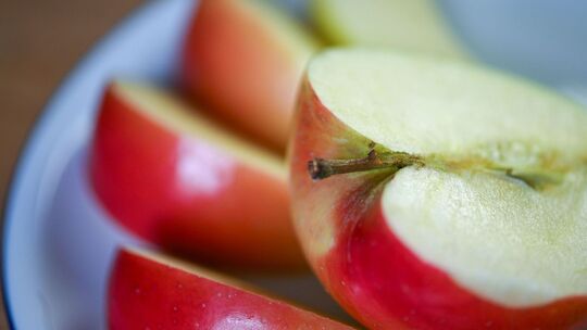 Aufgeschnittener Apfel liegt auf einem Obstteller Aufgeschnittener Apfel liegt auf einem Obstteller