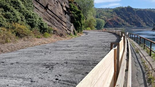 Eine dicke Sandschicht soll die Fahrbahn schützen, wenn in den kommenden Wochen weiteres loses Gestein aus dem Fels mobilisiert