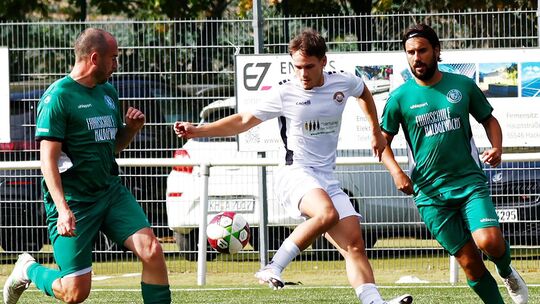Elegant stoppt Noel Schywalski (weißes Trikot) den Ball. Auch in Schmittweiler möchte der Edeltechniker des TuS Hackenheim seine