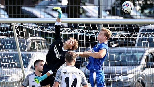 Sieben Stammspieler fehlen dem SSV Hattert (in Blau mit Kapitän Jan Philipp Orthey) derzeit im Aufgebot. Nach der 1:2-Derbyniede