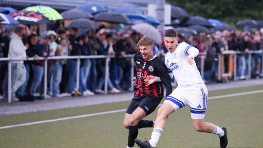 In der Aufstiegsrunde zur Bezirksliga trennten sich die SG Guckheim (rechts Luca Goldhausen) und die SG Rennerod (links Michael