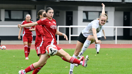 Katharina Pohs (weißes Trikot, hier im Spiel gegen Wörrstadt) und die SC 13 Bad Neuenahr wollen den Schwung aus dem Pokal mit na