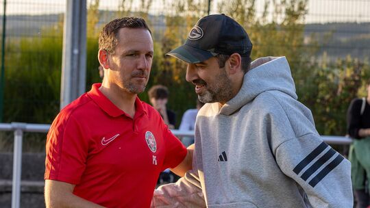 Die Trainer Pascal Geibel (links) vom SC Birkenfeld und Giuseppe Coco vom SV Buhlenberg wollen am Sonntag mit ihren Teams punkte