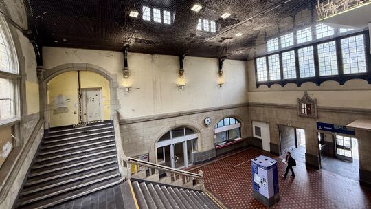 Ziemlich heruntergekommen ist das Innere des Cochemer Bahnhofs. In der Mitte der ehemals prächtigen Empfangshalle steht ein Fahr