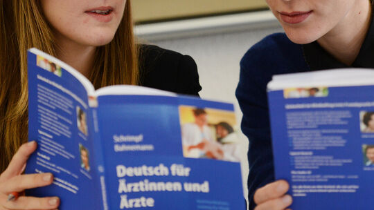 Um in Rheinland-Pfalz im Arztberuf arbeiten zu können, müssen ausländische Ärzte eine Fachsprachen- sowie eine Kenntnisprüfung a