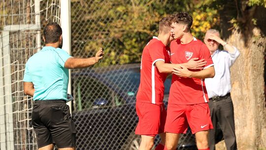 Diesmal keinen Grund zum Jubeln: Die SG Rheindörfer (rote Trikots, hier im Spiel gegen Horchheim) ging bei der SG Nievern/Arzbac