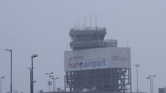Drohnensichtungen sorgen im internationalen Flugverkehr zunehmend für Probleme. Auch am Hahn? Wir haben beim Hunsrück-Airport na
