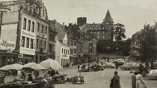 Der Mayener Marktplatz nach dem Krieg: Erinnerungen, an eine Zeit, als es in Mayen wieder aufwärts ging.