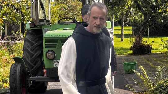 Zur Mittagessen zieht sich Frater Bernhard um und kommt im Ordensgewand zu Tisch. Zur Mittagessen zieht sich Frater Bernhard um und kommt im Ordensgewand zu Tisch.
