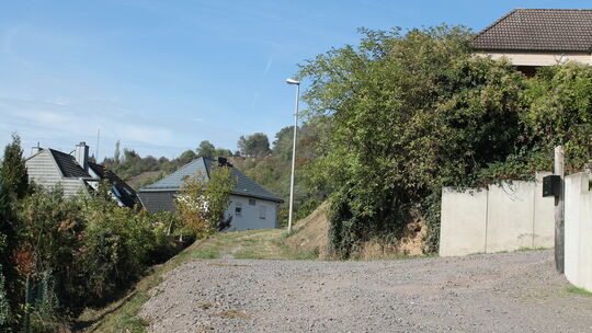 Nach einem asphaltierten und einem geschotterten Teil folgt in der oberen Bergstraße ein Feldweg, der auf Kosten der Stadt ausge Nach einem asphaltierten und einem geschotterten Teil folgt in der oberen Bergstraße ein Feldweg, der auf Kosten der Stadt ausge