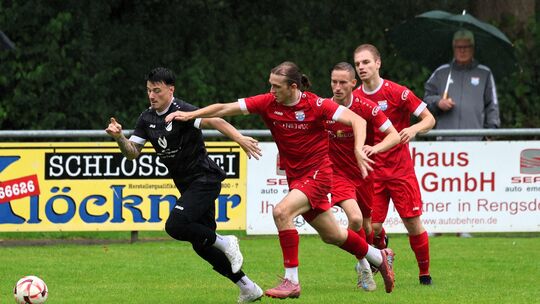 Die SG Ellingen (in Schwarz) will am Sonntag im Derby gegen Oberlahr gewinnen. Die Begegnung des SV Roßbach/Verscheid (in Rot) w