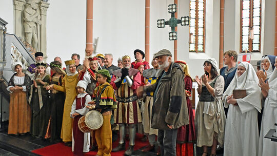 Lang anhaltenden Applaus gab es für Regiseur und Autor Hotte Schneider (vorn rechts), seine Schauspieltruppe und Sängerinnen na Lang anhaltenden Applaus gab es für Regiseur und Autor Hotte Schneider (vorn rechts), seine Schauspieltruppe und Sängerinnen na