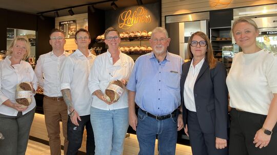 Nadine Hannappel (von links), Regionalgeschäftsleitung Wiesbaden, Verkaufleiter Thomas Rüdiger, Tobias Bartsch, Regionalverkaufl Nadine Hannappel (von links), Regionalgeschäftsleitung Wiesbaden, Verkaufleiter Thomas Rüdiger, Tobias Bartsch, Regionalverkaufl