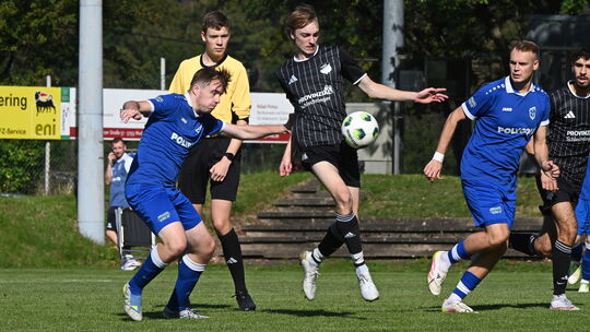 Die SG Mudersbach/Brachbach (in Blau) benötigt im Vergleich zum Spiel gegen den FSV Gerlingen (in Schwarz) in der Vorwoche gegen