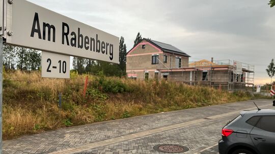 Begehrtes Bauland: Für ein Grundstück im Neubaugebiet „Am Rabenberg“ bieten Interessenten bis zu 302 Euro pro Quadratmeter. Begehrtes Bauland: Für ein Grundstück im Neubaugebiet „Am Rabenberg“ bieten Interessenten bis zu 302 Euro pro Quadratmeter.