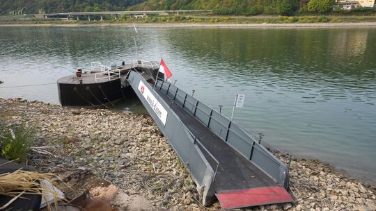 Ein Tankmotorschiff ist am vergangenen Sonntag, 27. September, auf dem Rhein bei Unkel gegen die Landungsbrücke des Personenschi