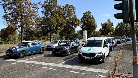An der B42-Kreuzung in Neuwied soll am letzten Herbstferien-Wochenende eine doppelte Abbiegespur entstehen.