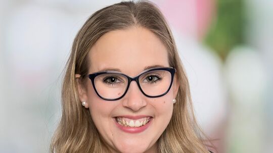 Timea Zimmer (Foto) ist Citymanagerin in Hachenburg. Sie erläutert die Wirkung von Pop-up-Stores auf die Belebung von Innenstädt