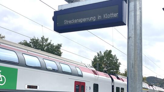 Am Bahnhof in Karden gab es einen Hinweis auf die Streckensperrung bei Klotten. Am Bahnhof in Karden gab es einen Hinweis auf die Streckensperrung bei Klotten.