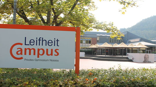 Im Leifheit Campus steht für die Jugendlichen die intensive Beschäftigung mit der NS-Vergangenheit ihres Namensgebers an.