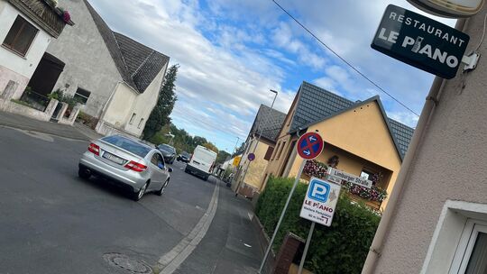Laut Ordnungsamt kam es auf der Straße vor der Pizzeria mehrfach zu Unfällen. Laut Ordnungsamt kam es auf der Straße vor der Pizzeria mehrfach zu Unfällen.