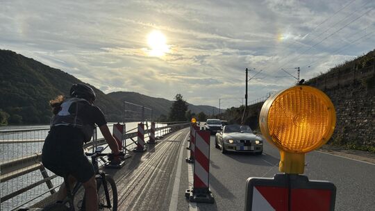 Viel befahren sind Radweg und Bundesstraße an der Engstelle zwischen Pommern und Karden. Bald werden die massiven Schäden an ein