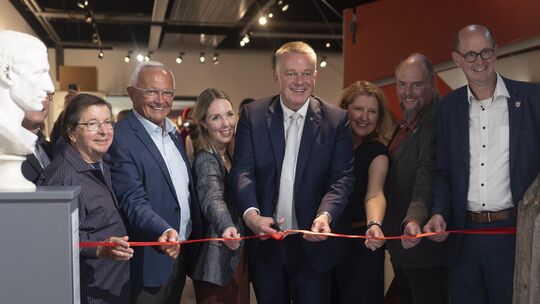 Ministerpräsident Gordon Schnieder (Mitte) und andere prominente Gäste weihten den Erweiterungsbau der Römerwelt in Rheinbrohl e Ministerpräsident Gordon Schnieder (Mitte) und andere prominente Gäste weihten den Erweiterungsbau der Römerwelt in Rheinbrohl e
