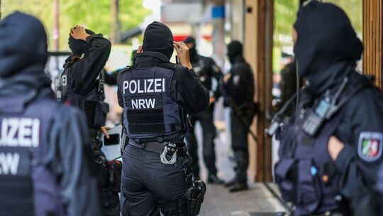 Groß angelegte Razzia gegen Geldwäscher und "Hells Angels"