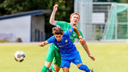 Kurzes Gastspiel beim FC Emmelshausen-Karbach: Der 19-jährige Hozifa Moustafa (in Blau), der im Sommer aus der A-Jugend von Rot-