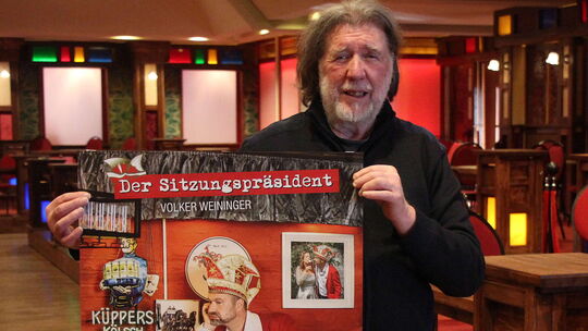 Der Altenkirchener Kultur-Veteran Helmut Nöllgen blickt zufrieden auf den Auftritt des „Sitzungspräsidenten“ Volker Weininger zu