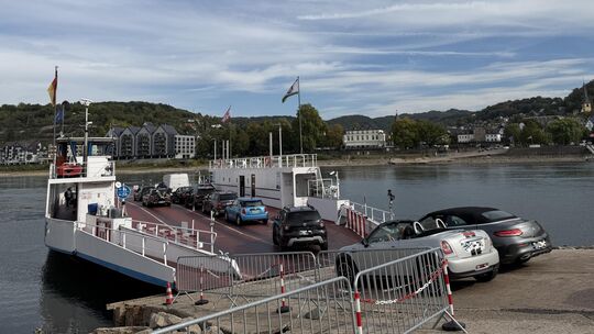 Auf der Fähre „St. Johannes“ können zwischen Linz und Kripp bis zu 30 Pkw den Rhein überqueren. Auf der Fähre „St. Johannes“ können zwischen Linz und Kripp bis zu 30 Pkw den Rhein überqueren.