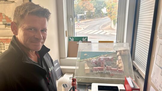 Bauleiter Dirk Plietz von der Schenk Projektentwicklung hat im Keller das alte Modell des Telekom-Gebäudes gefunden.