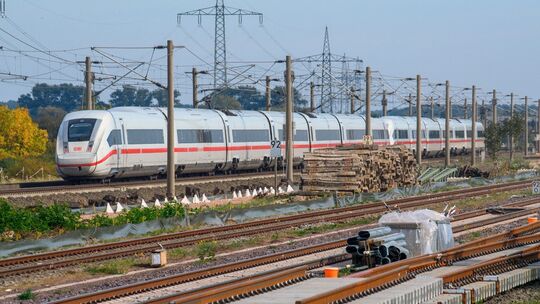 ICE rollt nahe des Bahnhofs Schönhausen an Gleisbauteilen vorbei