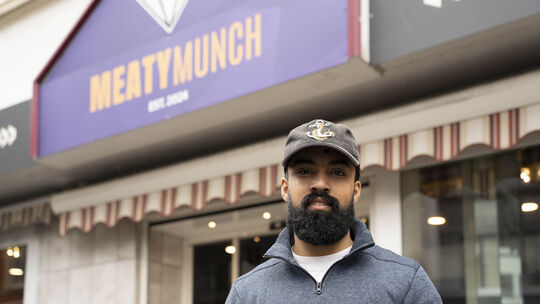 MeatyMunch gibt es seit gut einer Woche in der Obersteiner Hauptstraße. Mughees Iqbal freut sich auf viele Gäste. MeatyMunch gibt es seit gut einer Woche in der Obersteiner Hauptstraße. Mughees Iqbal freut sich auf viele Gäste.