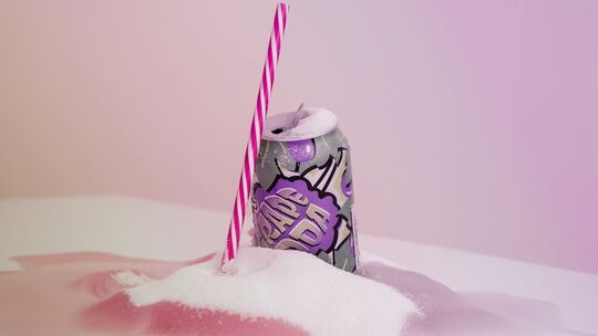 Eine Soda-Dose steht auf einem Zuckerberg Eine Soda-Dose steht auf einem Zuckerberg