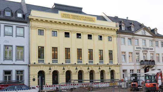 Das Koblenzer Stadttheater (gelbes Gebäude) wird seit Juni 2024 aufwendig saniert. Das Koblenzer Stadttheater (gelbes Gebäude) wird seit Juni 2024 aufwendig saniert.