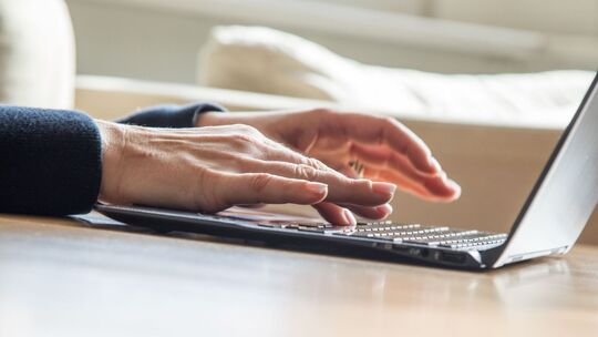 Frau arbeitet an einem Laptop Frau arbeitet an einem Laptop